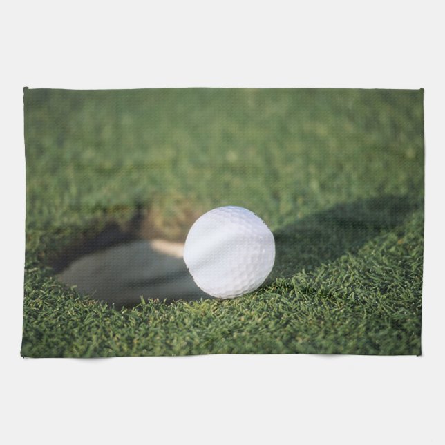 Golf Ball am Rand des Lochs Handtuch (Horizontal)