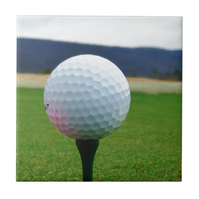 Golf Ball auf dem Golfplatz Fliese (Vorderseite)