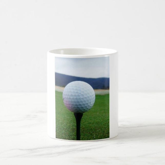 Golf Ball auf dem Golfplatz Kaffeetasse (Mittel)