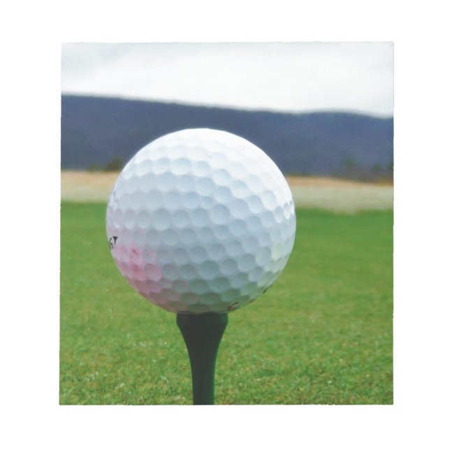 Golf Ball auf dem Golfplatz Notizblock (Vorderseite)