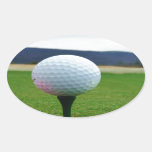 Golf Ball auf dem Golfplatz Ovaler Aufkleber