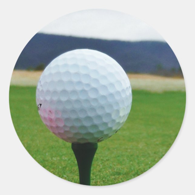 Golf Ball auf dem Golfplatz Runder Aufkleber (Vorderseite)