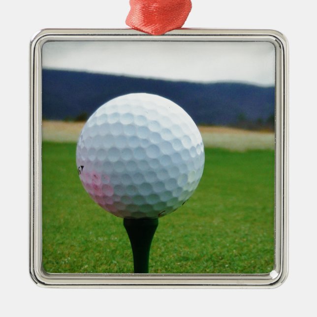 Golf Ball auf dem Golfplatz Silbernes Ornament (Vorne)