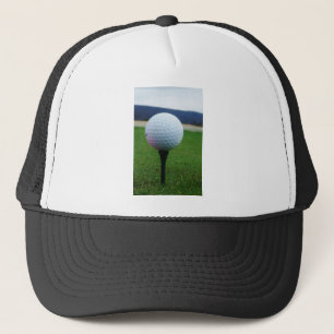 Golf Ball auf dem Golfplatz Truckerkappe