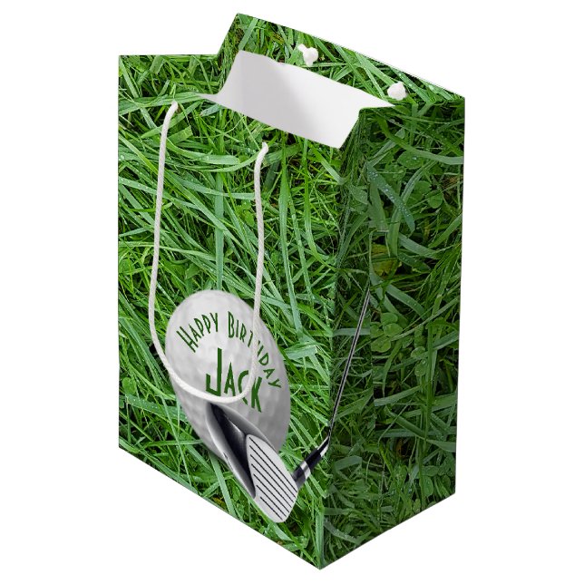Golf Ball im Gras Geburtstag Mittlere Geschenktüte (Vorderseite Schrägansicht)