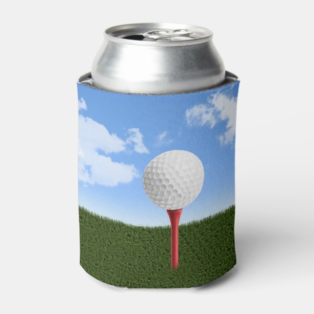 Golf Ball on T-Shirt, Sky & Grass Dosenkühler (Kanne Vorderseite)