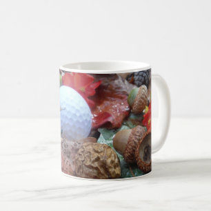 Golf Ball und Herbstlaube und Eicheln Kaffeetasse