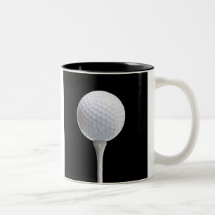 Golf-Ball und T-Shirt auf Schwarzem besonders Zweifarbige Tasse