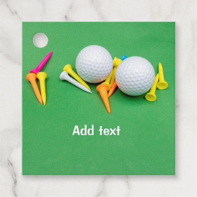 Golf ball with color tee on green background geschenkanhänger (Vorderseite)