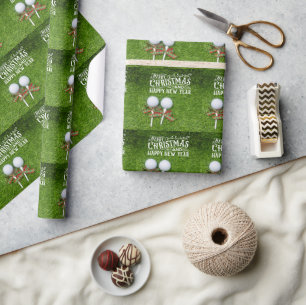 Golf Bälle Weihnachtstee mit Bänkchenmütze auf Grü Geschenkpapier