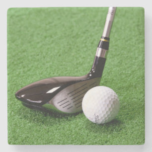 Golf Club und Golf Ball auf dem Grünen Steinuntersetzer