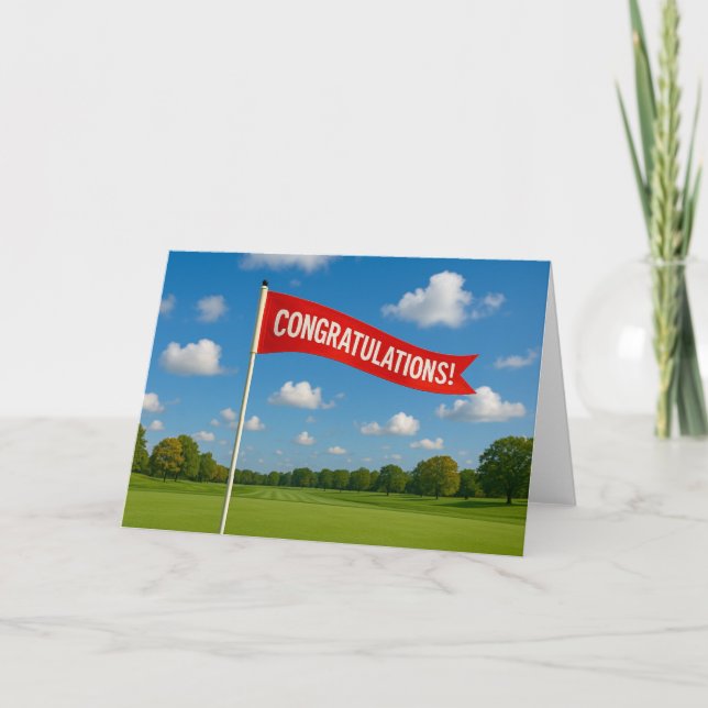 Golf Glückwunsch mit Golf-Flagge auf grünem Gras Karte (Vorderseite)