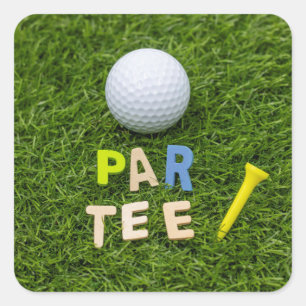 Golf let's par tee mit Golfball und Tee auf grün Quadratischer Aufkleber