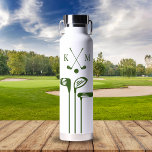 Golf Logo Geschenk für den Golfclub von Freunden Trinkflasche<br><div class="desc">Dieses moderne Design der Wasserflasche zeichnet sich durch ein Golflogo und Ihre Initialen in fett grünem Text aus. Das Design ist schlicht,  stilvoll und beruflich. Fügen Sie Ihren Namen hinzu und machen Sie es zu Ihrem!</div>