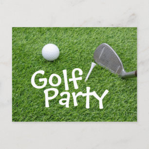 Golf Party mit Golfball und Abschlag auf grünem Ra Einladungspostkarte