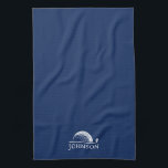 Golf Personalisiert Name Navy Blue Geschirrtuch<br><div class="desc">Personalisierter Name im klassischen Schriftart auf einem marineblauen Küchentuch mit Klingelklammer und einzigartigem Logo-Design für Golfball und Golfclub ist ein großartiges Golfgeschenk oder Sake für einen Golfer, Caddy oder Golf Club Mitgliedschaftspreis.</div>