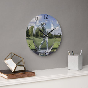 Golf-Player in einem Glas-Tumbler mit Golfplatz, Große Wanduhr