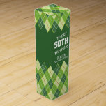 Golf Raute Green 50. Geburtstagswein Weinbox<br><div class="desc">Helle Raute Golf Muster Stil Grün,  Weiß und Rot Weinkiste. Personalisieren Sie Ihre Empfänger mit Namen und Geburtstag Jahr. Derzeit liest glückliche 50. Geburtstag Keith Vintagen Jahr. Ideal,  um eine Flasche an einen Golfer oder Sportfans zu geben. Entworfen von Sarah Trett.</div>