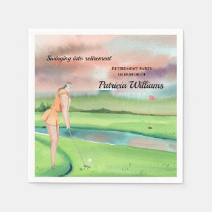 Golf-Rente-Frau Swinging auf dem Grünen Serviette