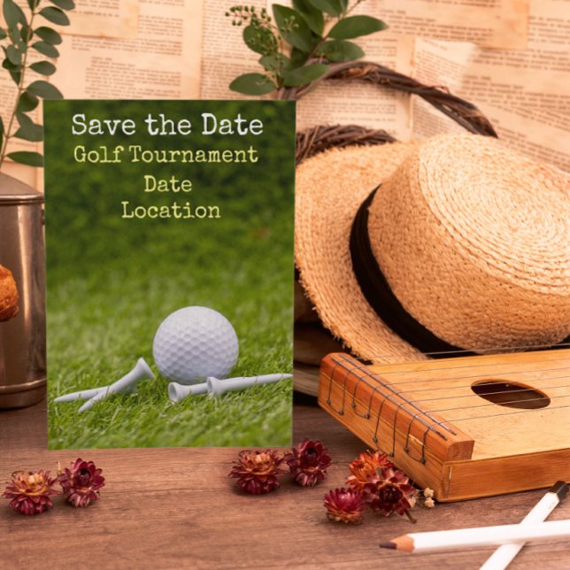 Golf Save the Date mit Golfball und Tee auf Grün Postkarte (Von Creator hochgeladen)