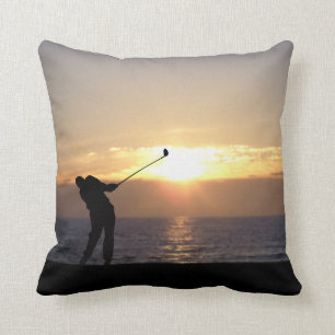 Golf spielen bei Sonnenuntergang Kissen