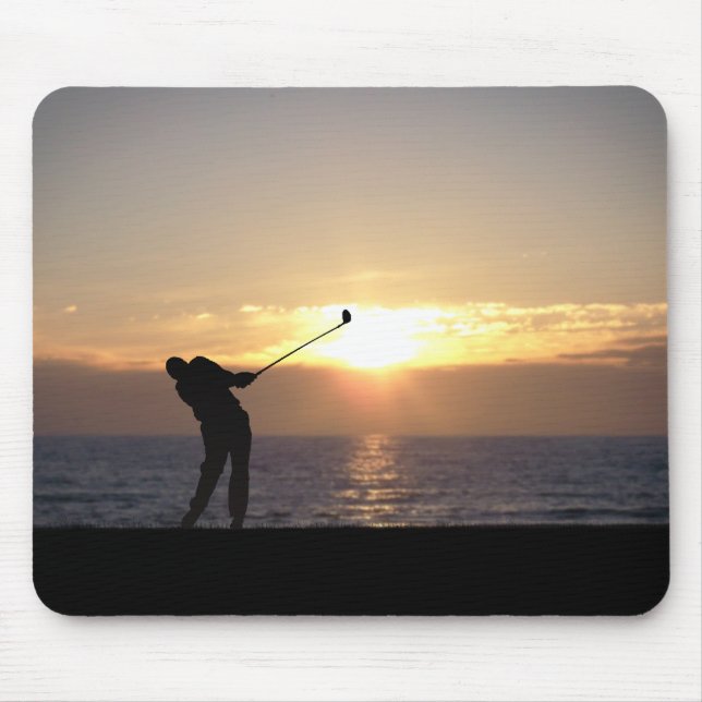 Golf spielen bei Sonnenuntergang Mousepad (Vorne)