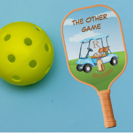 Golf Typ spielt auch Spaß Pickleball Schläger