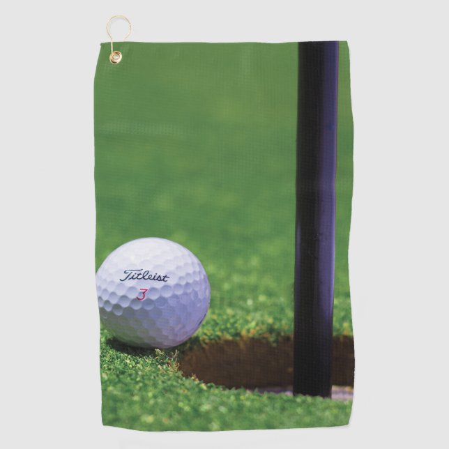 Golfball auf dem Boden Golf Handtücher (Vorderseite)
