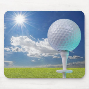 Golfball auf einem T-Stück mit Gras Mousepad