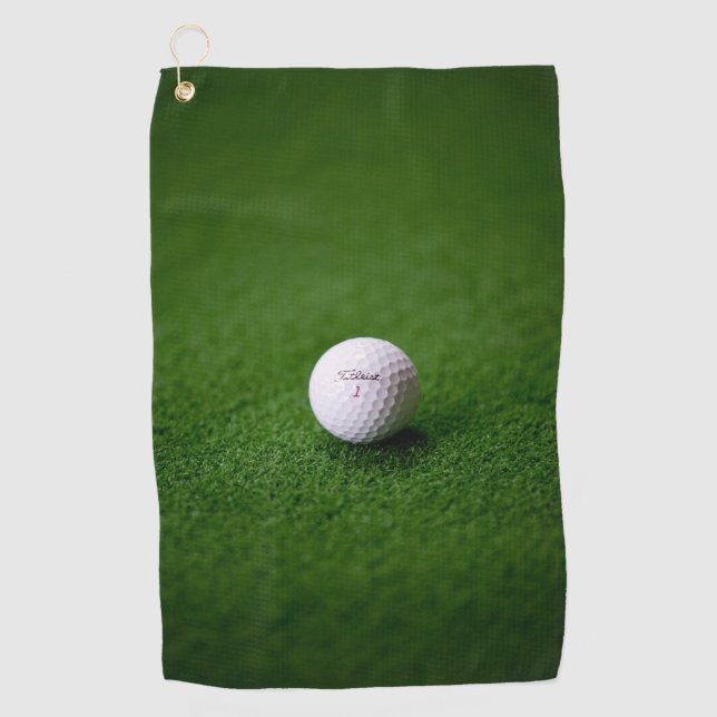 Golfball auf einer grünen Fläche Golf Handtücher. Golfhandtuch (Vorderseite)
