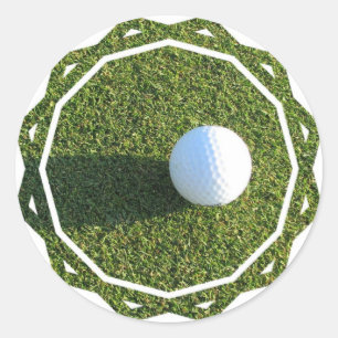 Golfball auf Golf-Grün-Aufklebern Runder Aufkleber