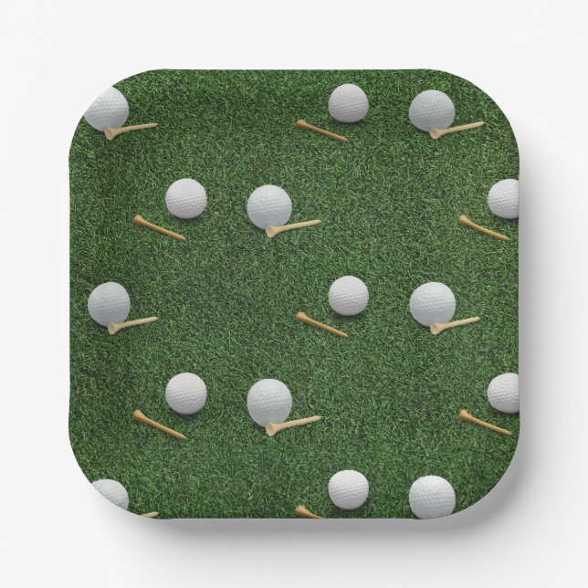 Golfball auf grünem Gras für Golfer Party Pappteller (Vorderseite)