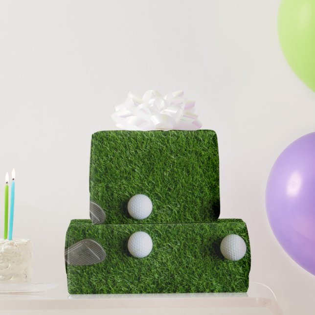 Golfball auf grünem Gras  Geschenkpapier (Partygeschenke)