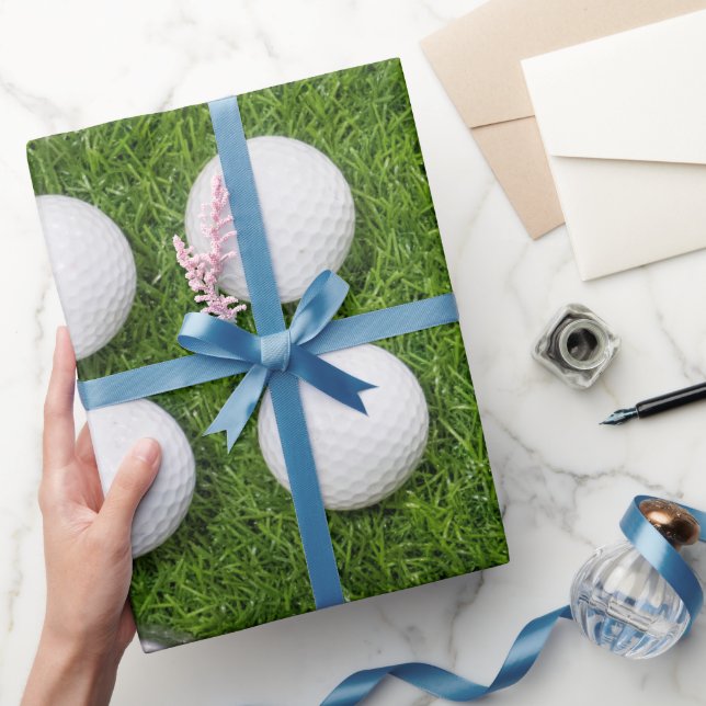 Golfball auf grünem Gras  Geschenkpapier (Schenken)