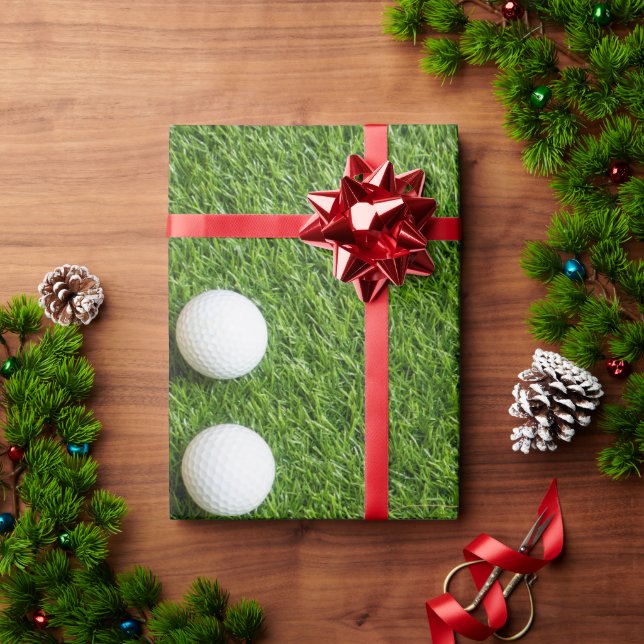 Golfball auf grünem Gras  Geschenkpapier (Feiertagsgeschenk)
