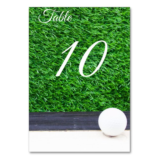 Golfball auf grüner Tischnummer (Vorderseite)