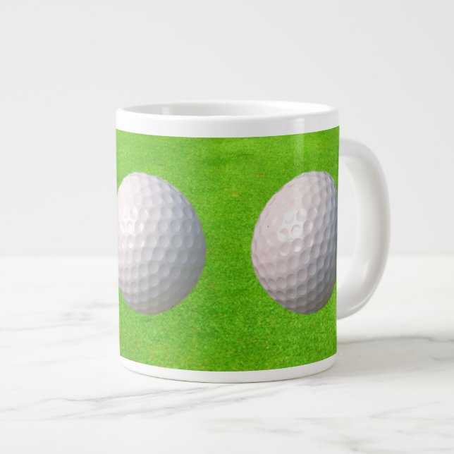 Golfball auf Grüntönen Golfer Jumbo-Tasse (Vorderseite Rechts)