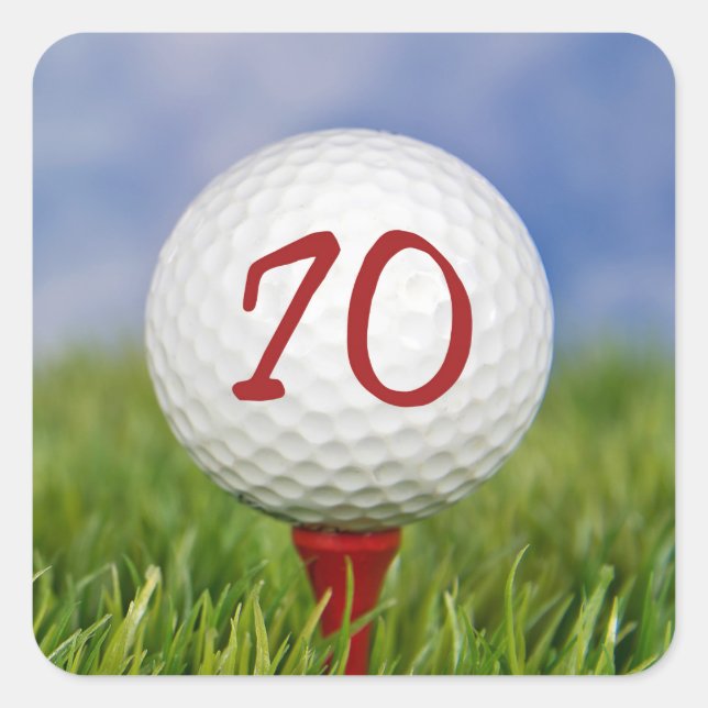 Golfball auf rotem Tee 70. Geburtstag Quadratischer Aufkleber (Vorderseite)