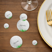 Golfball im Gras