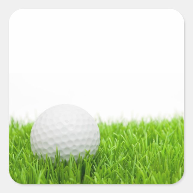 Golfball im Gras Quadratischer Aufkleber (Vorderseite)