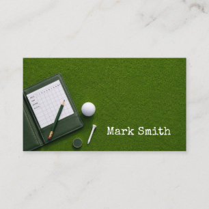 Golfball ist im Loch auf dem Green mit dem Namen Visitenkarte
