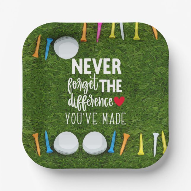 Golfball mit Abschlag auf grünes Happy Retirement  Pappteller (Vorderseite)