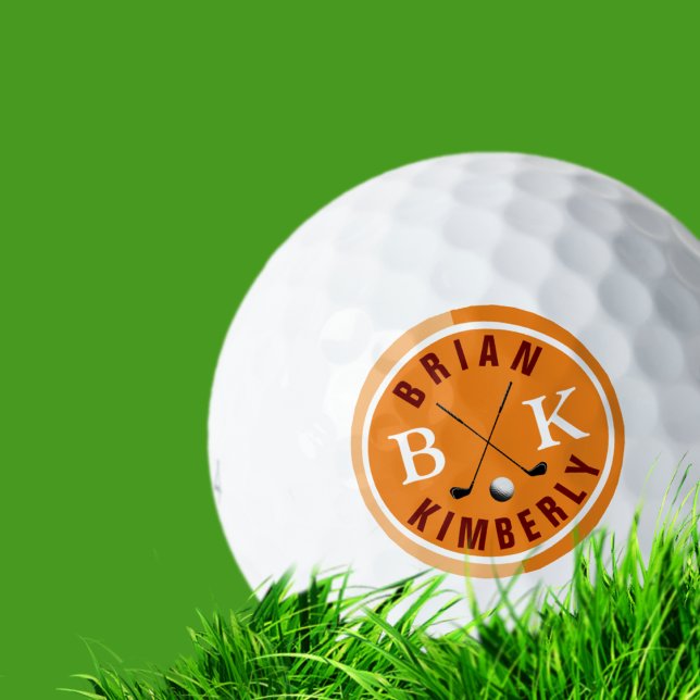 Golfball mit Golfernamen und orangefarbenen Initia (Von Creator hochgeladen)