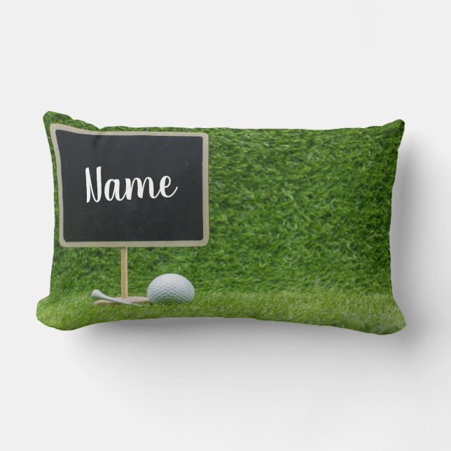 Golfball mit leerer Tafel auf grünem Gras Lendenkissen (Vorderseite)