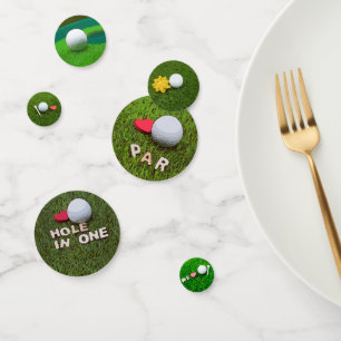 Golfball mit Liebe auf grünem Gras Konfetti