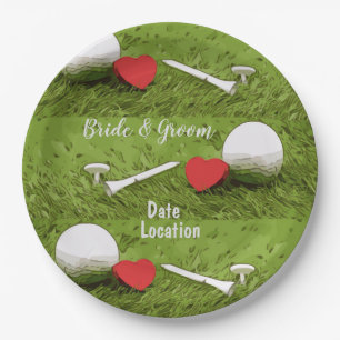 Golfball mit Liebe auf grünem Papierplatte Pappteller