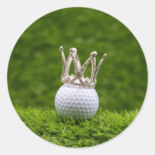 Golfball mit Silberkrone sind auf grünem Gras Runder Aufkleber