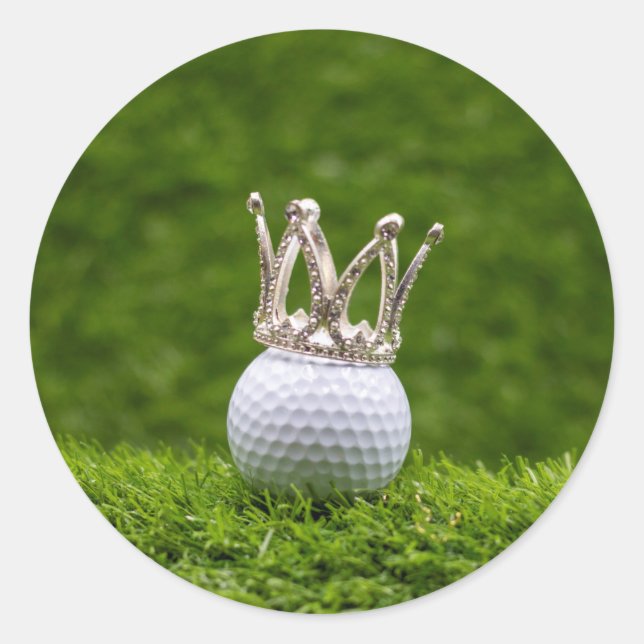 Golfball mit Silberkrone sind auf grünem Gras Runder Aufkleber (Vorderseite)