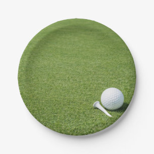 Golfball mit Tee auf grünem Gras Golferparty Pappteller
