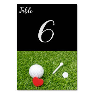 Golfball mit Tee und rotem Herz auf grüner Hochzei Tischnummer